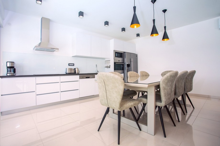 TV, free WiFi, PS4, a dining area with a fully equipped kitchen