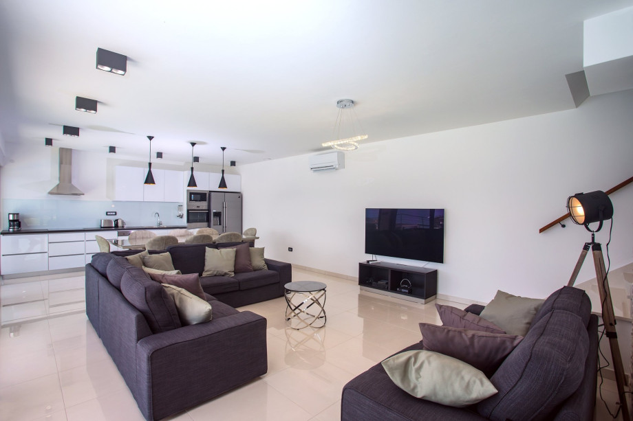 TV, free WiFi, PS4, a dining area with a fully equipped kitchen