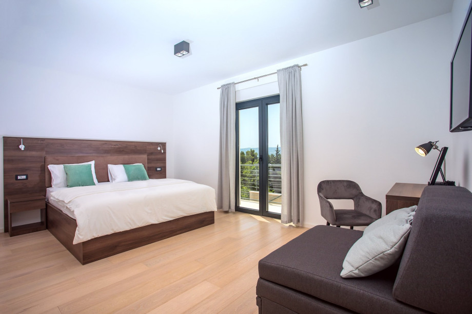 Bedroom No1 with en-suite bathroom with shower, 200cm x 200cm king size bed