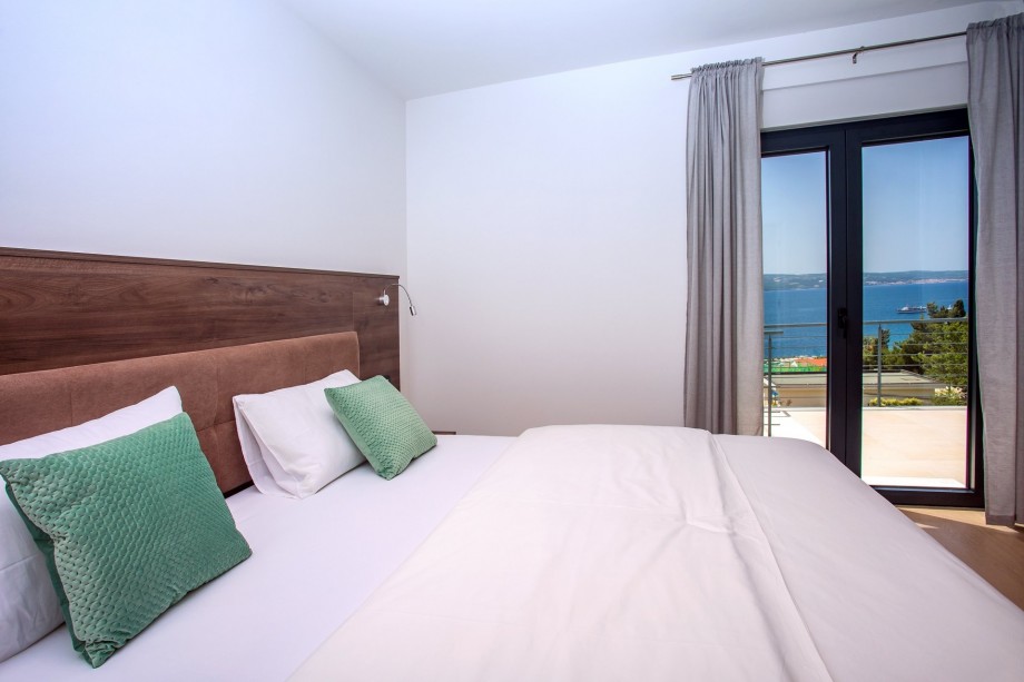 Bedroom No1 with en-suite bathroom with shower, 200cm x 200cm king size bed