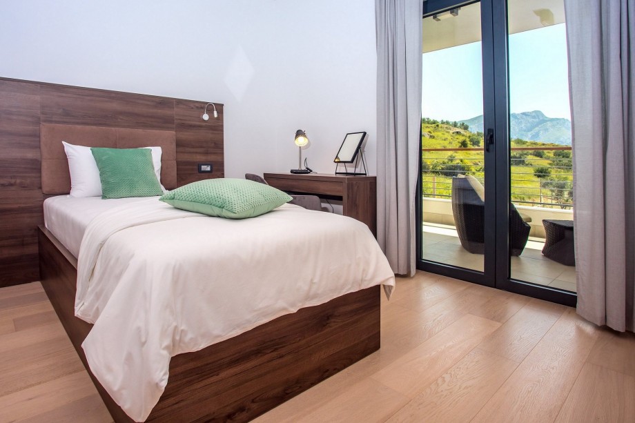 Bedroom No2 with 2 single beds 100cm x 200cm ,TV, en-suite bathroom