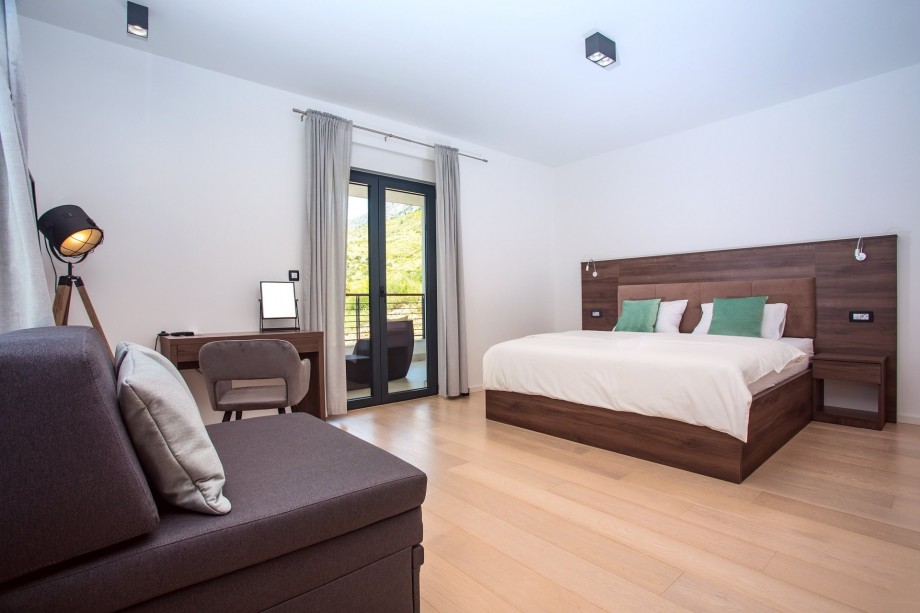 Master Bedroom No3 with en-suite bathroom with shower, king-size bed