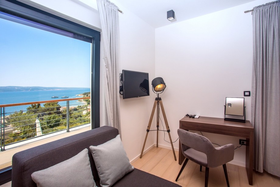 Bedroom with TV, a huge terrace with pool and sea views
