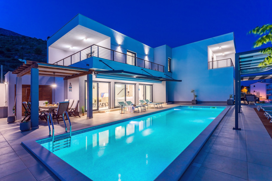 Villa Lemona heated in& outdoor pool with the counter current program, sauna