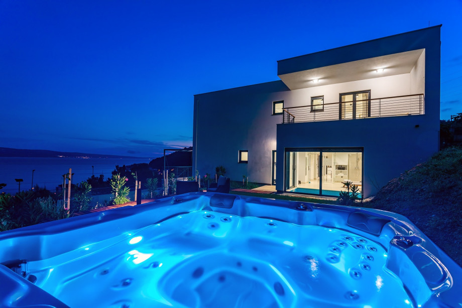 Jacuzzi on the open-air, amazing spot to relax and have an amazing evening