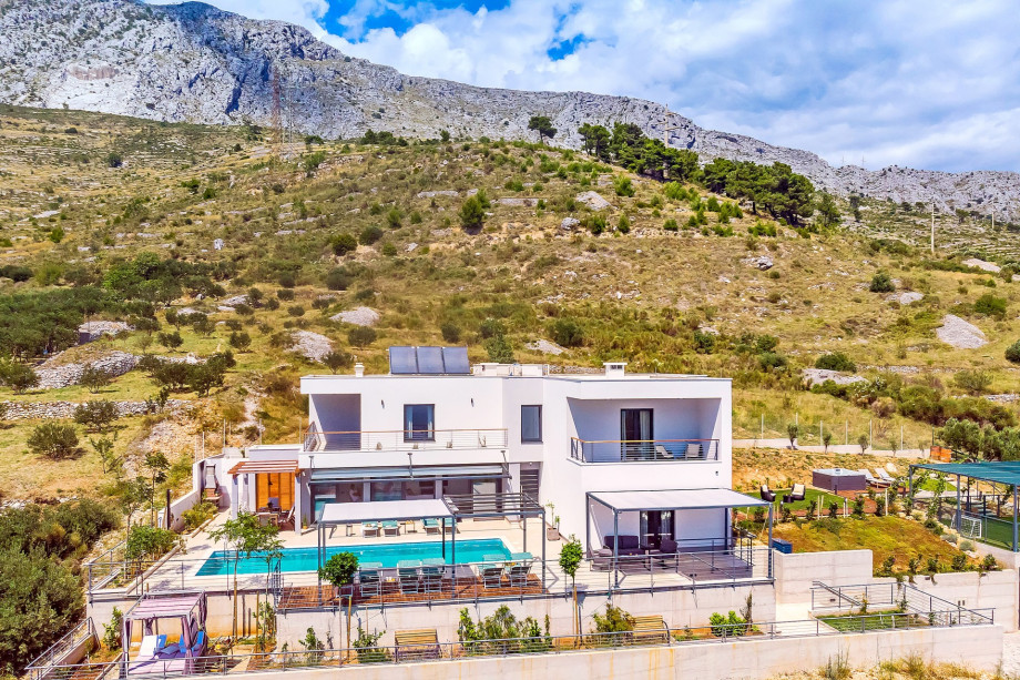 Villa Lemona with indoor and outdoor private pool, sauna