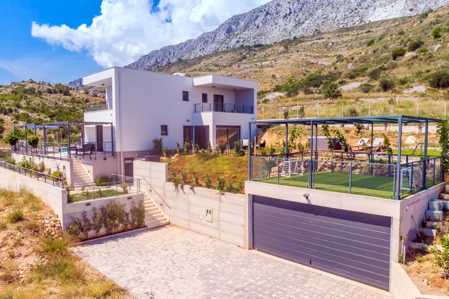 Villa Lemona with indoor and outdoor private pool, sauna