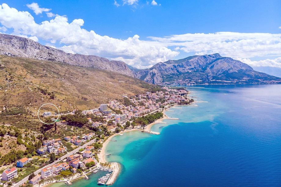 Marked position of Villa Lemona,this position offers many sandy and pebble beach