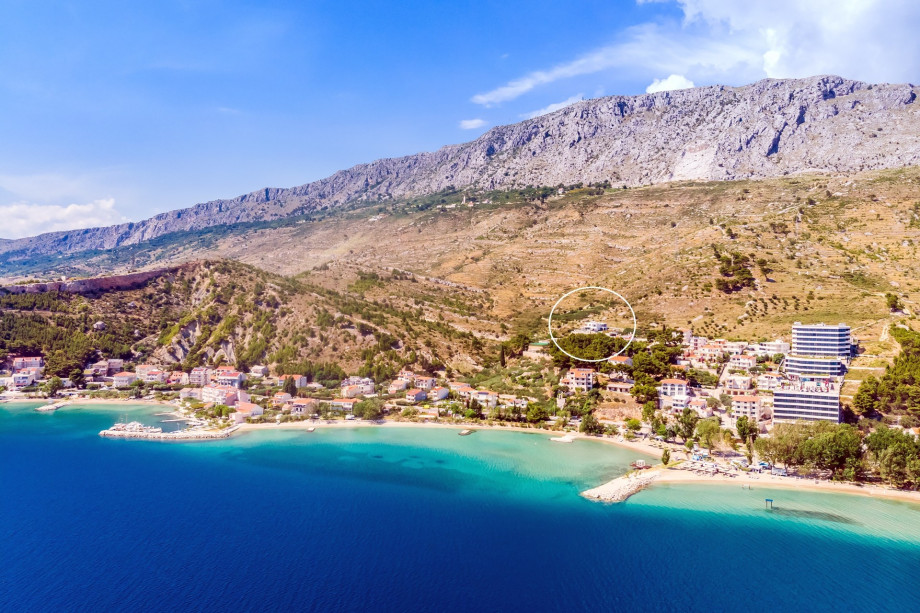 Marked position of Villa Lemona,this position offers many sandy and pebble beach