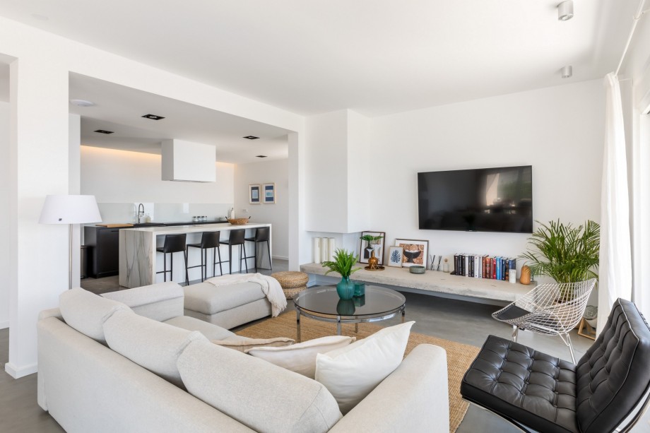 The spacious living area and fully equipped kitchen