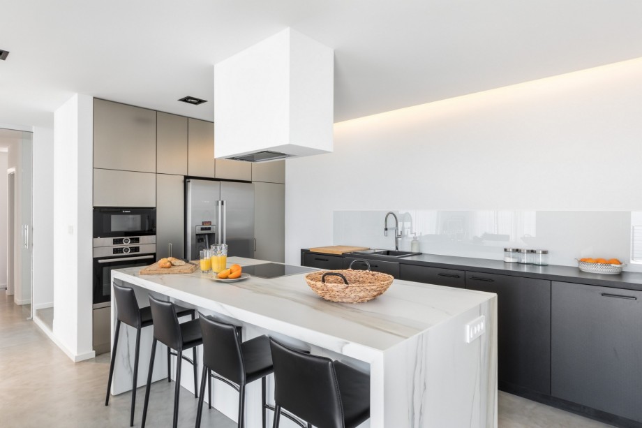 Modern and fully equipped kitchen with all the amenities you might need