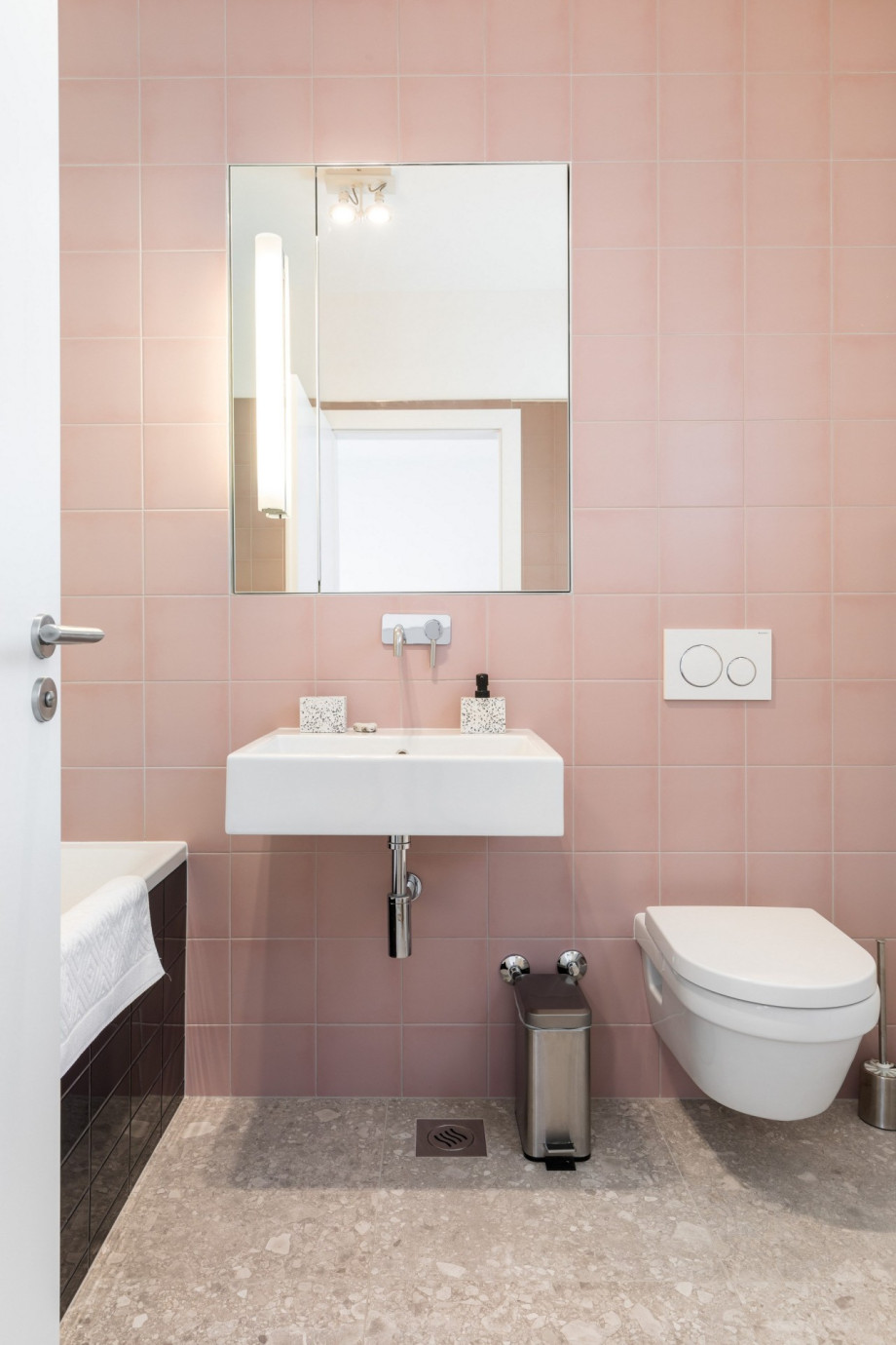 Family bathroom No.3 with bathtub in bedroom No.3