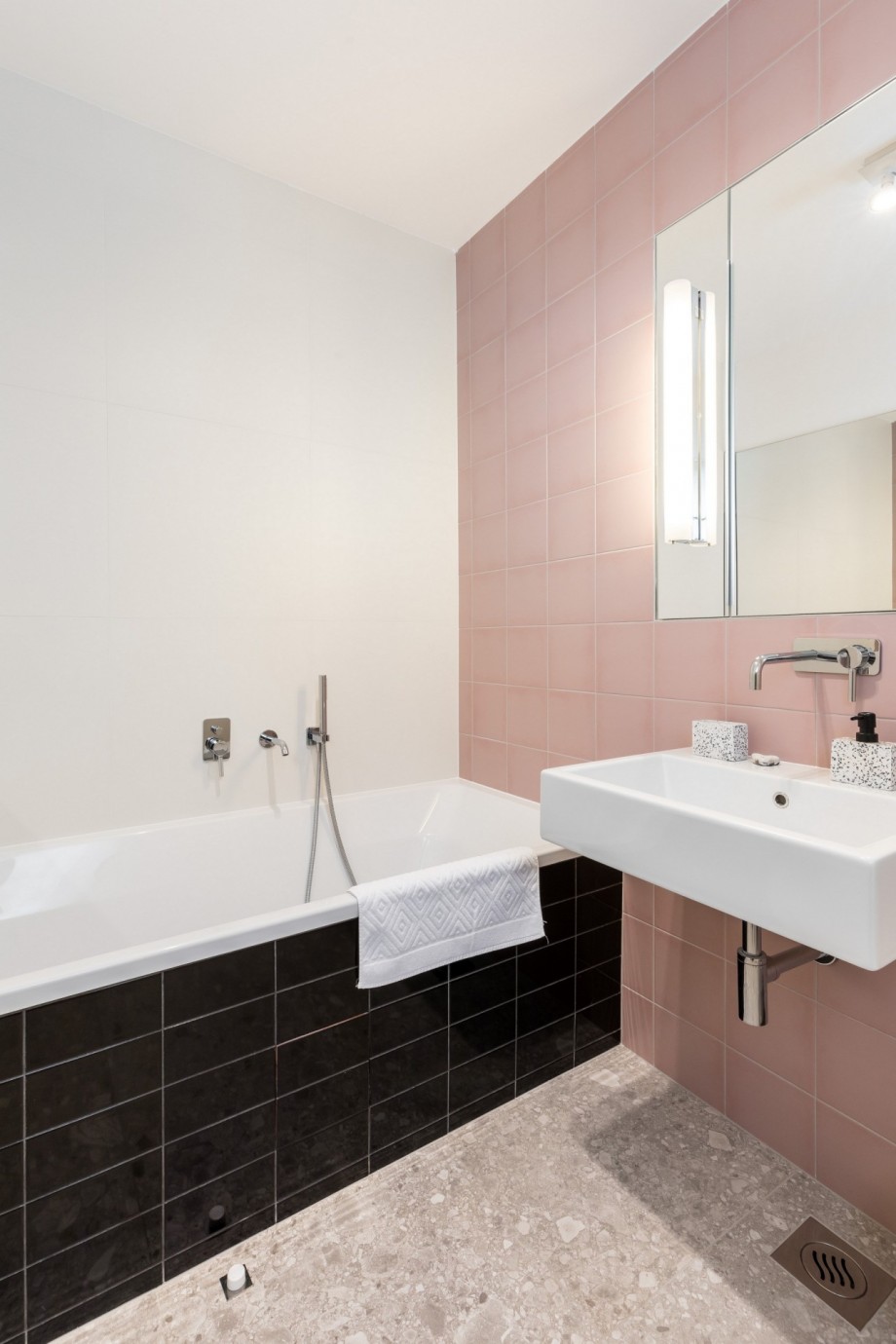 Family bathroom No.3 with bathtub in bedroom No.3