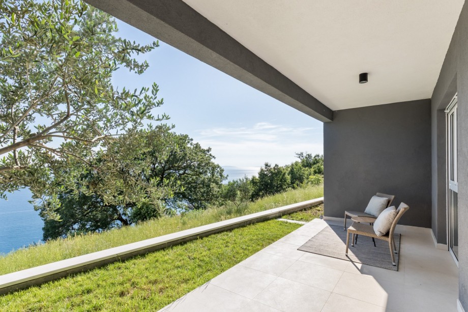 Outdoor furniture in front of the bedrooms 4 & 5