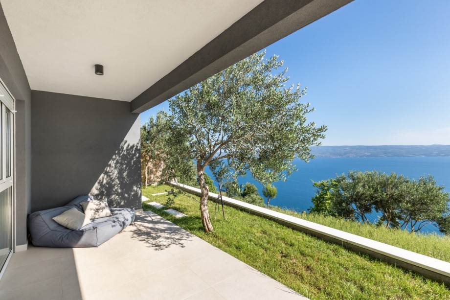 Outdoor furniture in front of the bedrooms 4 & 5