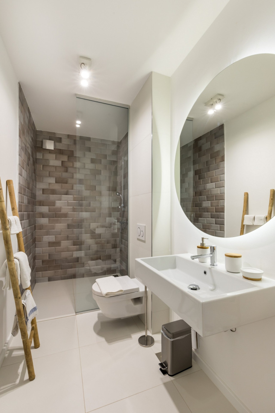 Bathroom No.4 with shower on the ground floor