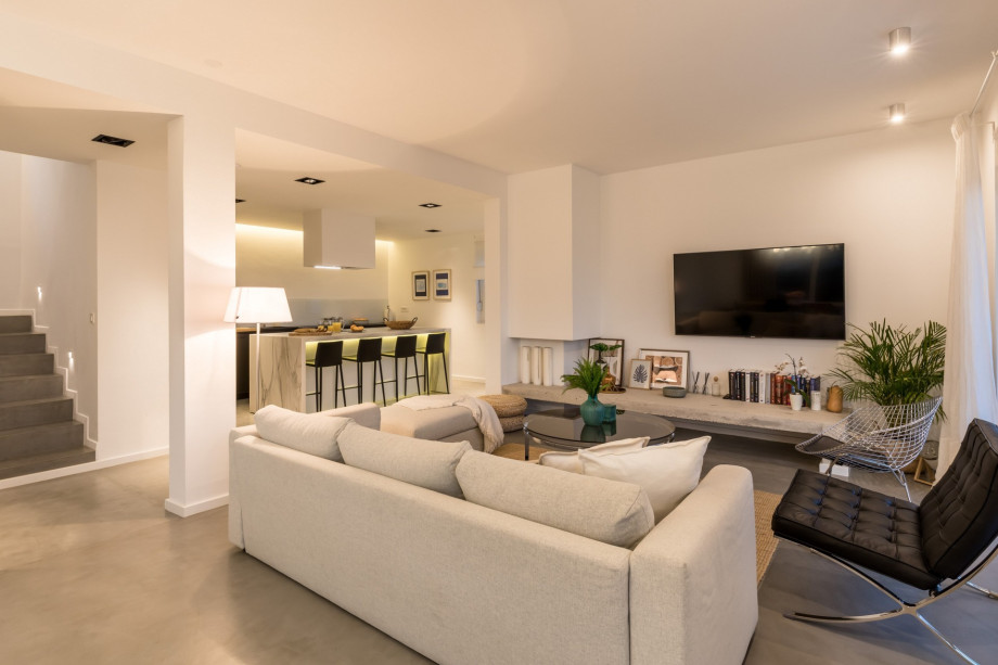 The spacious living area and fully equipped kitchen