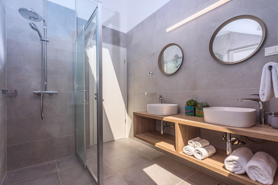 Family bathroom with a shower and entrance from the Bedroom No1 (second floor)