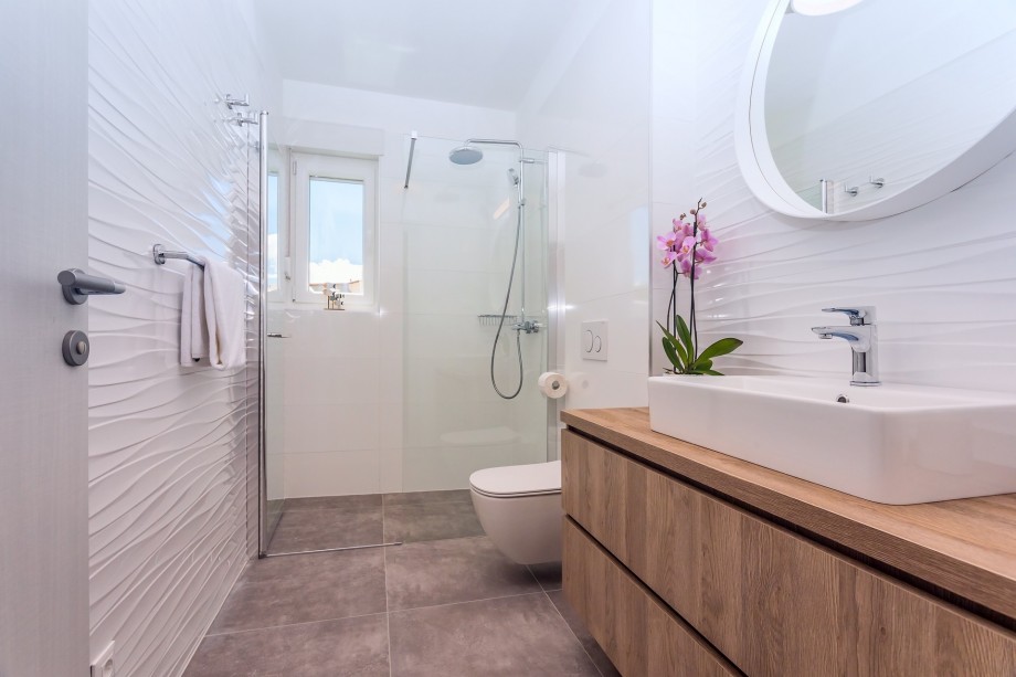 Bathroom with shower, next door to bedroom No3, first floor