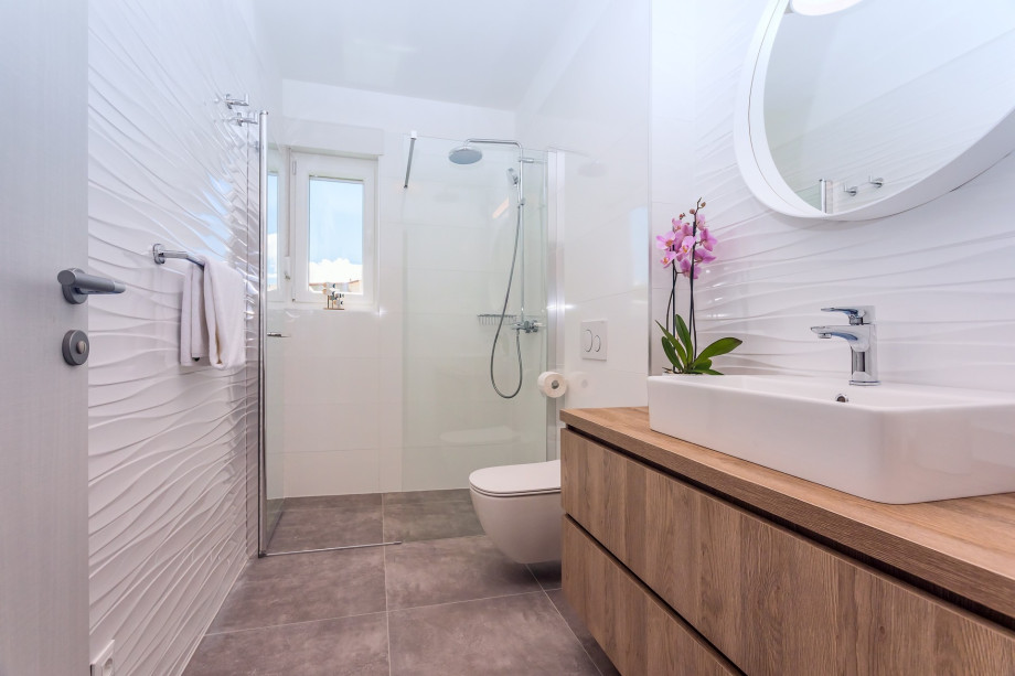 Bathroom with shower, next door to bedroom No3, first floor