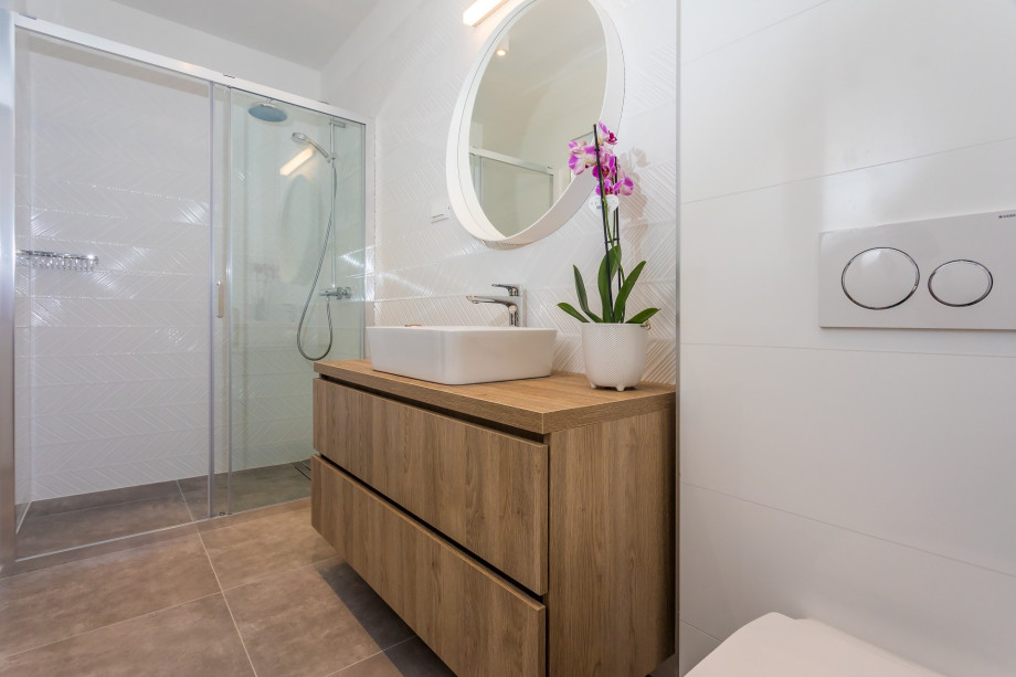 En-suite Bathroom with shower (bedroom No4, first floor)
