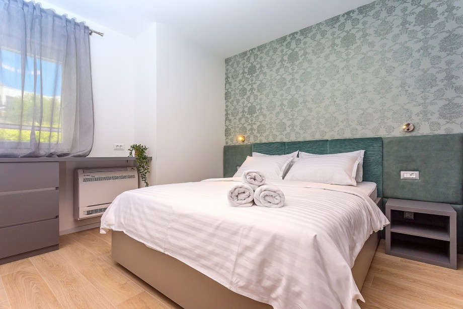 Bedroom No5 with Queen size bed 160cmx200cm, A/C, ensuite (ground floor)