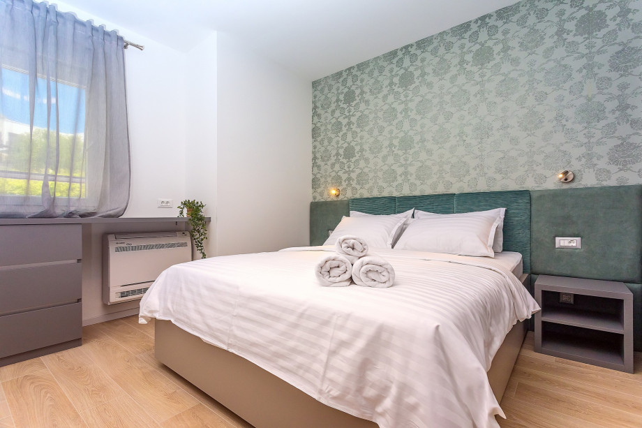 Bedroom No5 with Queen size bed 160cmx200cm, A/C, ensuite (ground floor)