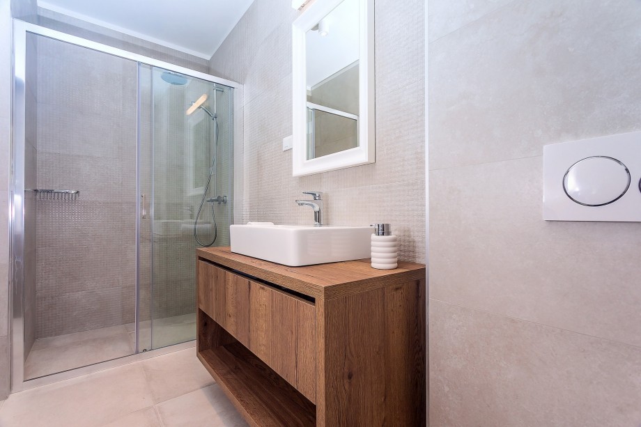 En-suite Bathroom with shower (bedroom No5, ground floor)