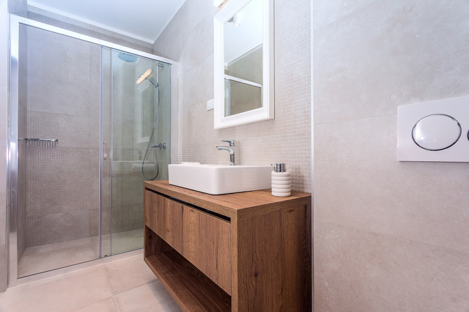 En-suite Bathroom with shower (bedroom No5, ground floor)