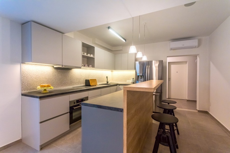Fully equipped kitchen with a bar on the lower ground floor