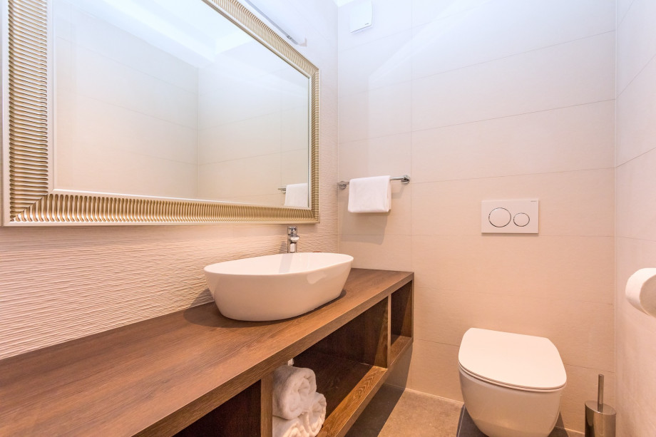 A separate toilet between sauna and shower (lower ground floor)