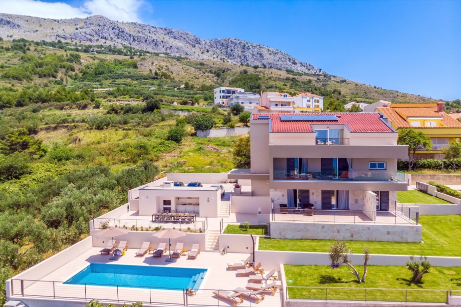 Fully air-conditioned, free WiFi, stylish and comfortable interior and exterior