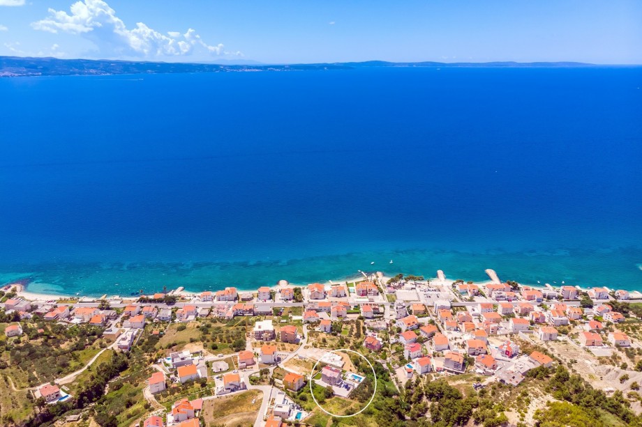 Marked position of the Villa, located in Podstrana, only 200m from the beach