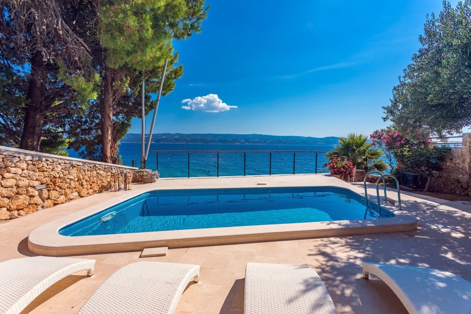 New! Beachfront Villa Casa Ahoi with 2 bedrooms, heated pool, amazing sea views