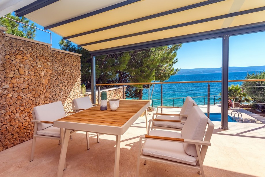 The seating area can be in the shade and in the sun, the awning is foldable