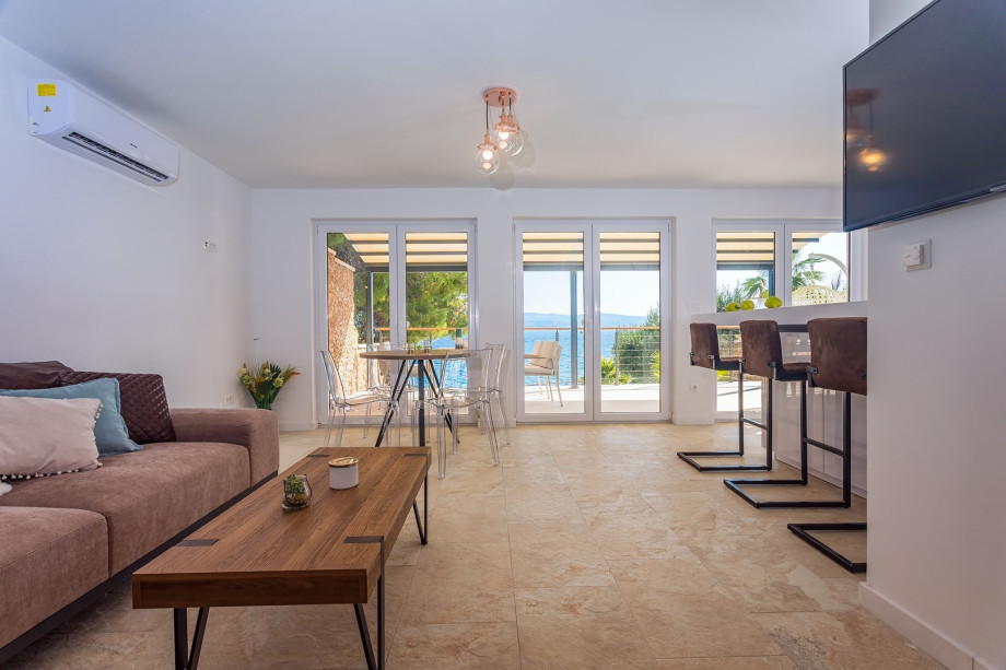 dining area for 4, and a terrace with covered outdoor dining area with electric barbecue,