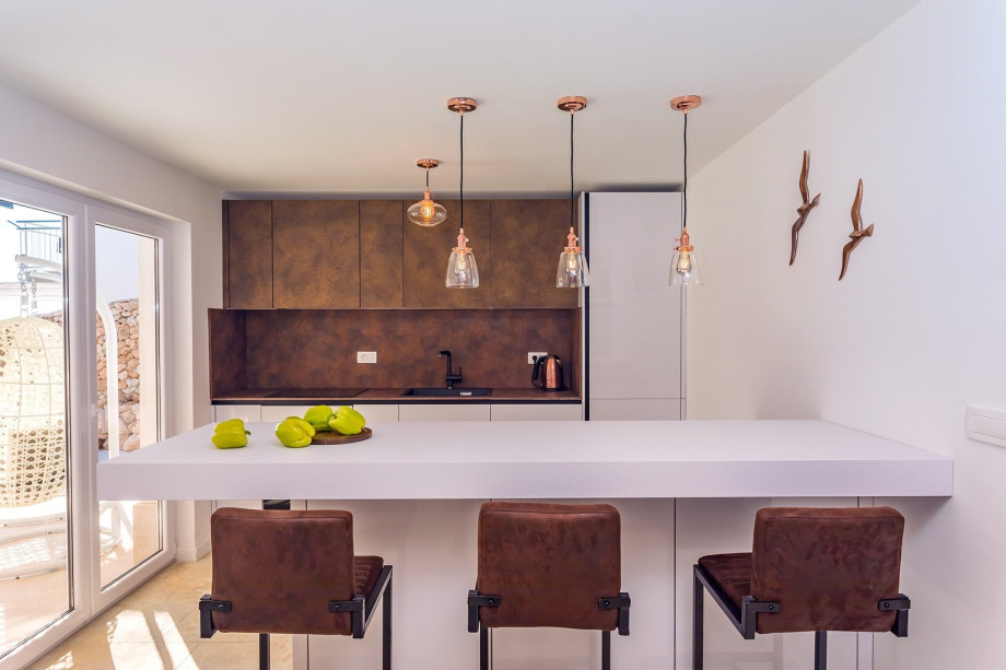 The ground floor level offers a well-equipped kitchen with all the appliances you need for a comfortable stay,