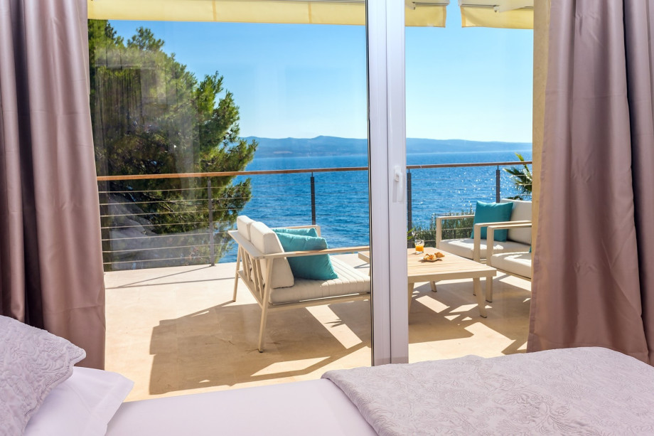 terrace with a lounge corner (shared with bedroom 2), amazing sea views