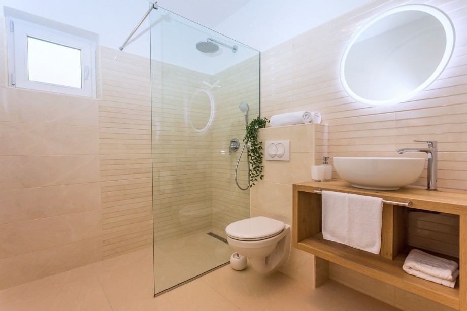 En suite bathroom n bedroom No.1