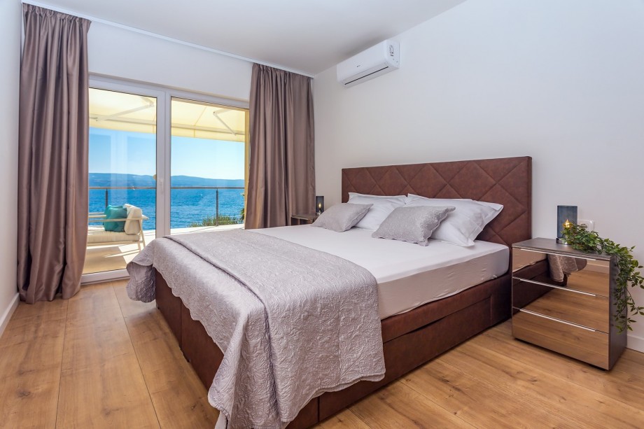 Bedroom No2 with king-size bed 180x200 (can separate into 2 single beds)