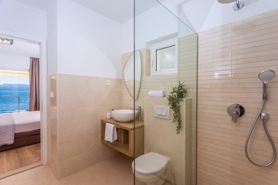 En-suite bathroom in bedroom No.2