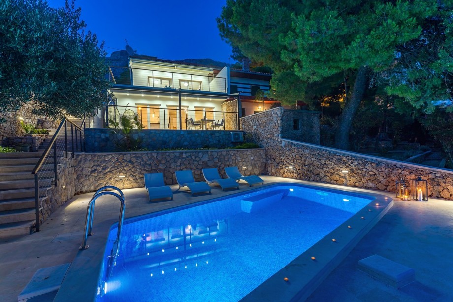 The outdoor area offers a private, heated swimming pool 6m x 3,5m (21sqm) with a hydro massage, 4 sun deck chairs, and an outdoor shower