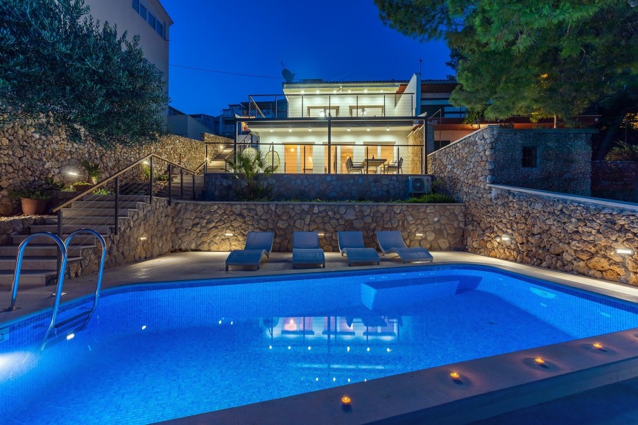 New! Beachfront Villa Casa Ahoi with 2 bedrooms, heated pool, amazing sea views