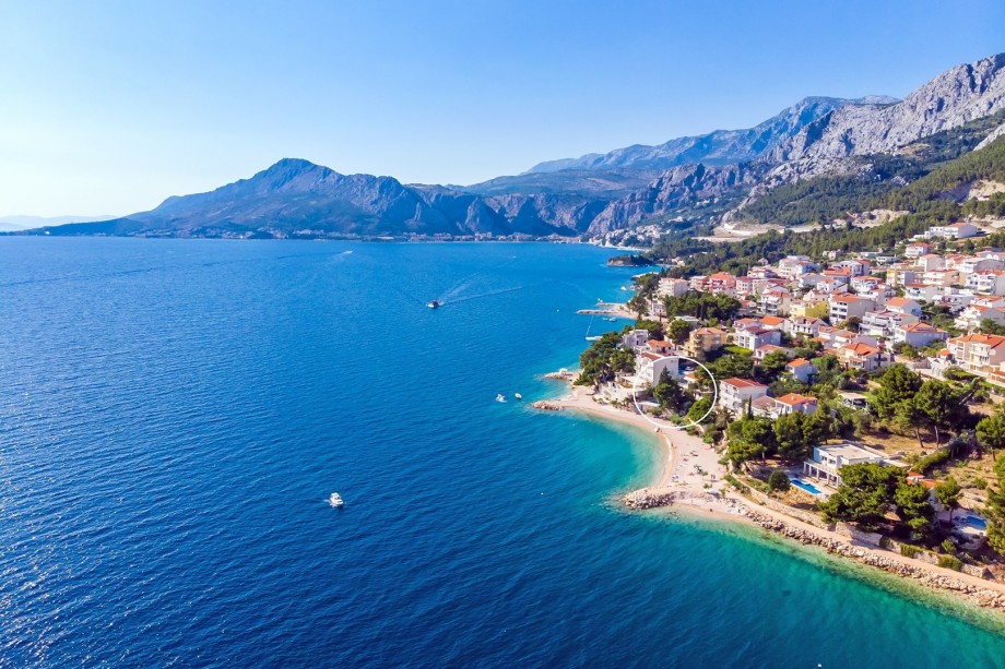 It's close enough to charming, small Mediterranean town Omiš (3km) and Cetina river (4km) where you can enjoy in many activities like Zip-line or rafting