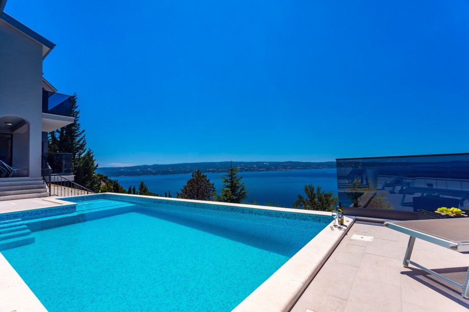 Outdoor bietet Ihnen ein 36 m² großes beheiztes Schwimmbad mit einem flachen Teil