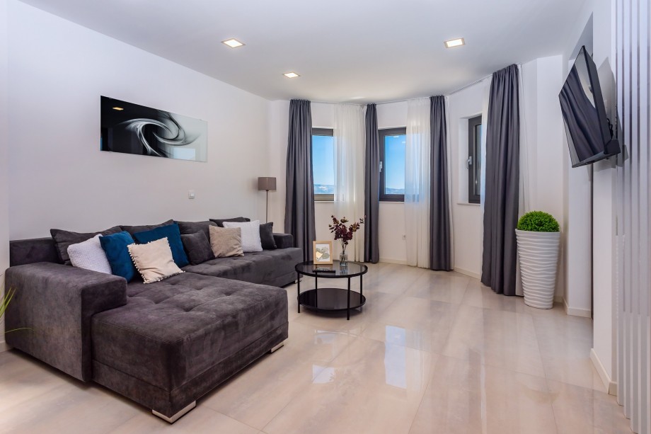 A sofa can extend in bed for 2 if needed