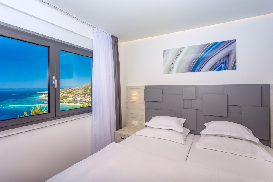 The bed in Bedroom No1 is 200x210cm and can separate into 2 single beds