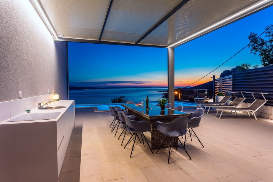 It is impeccably equipped in a modern and luxurious style.