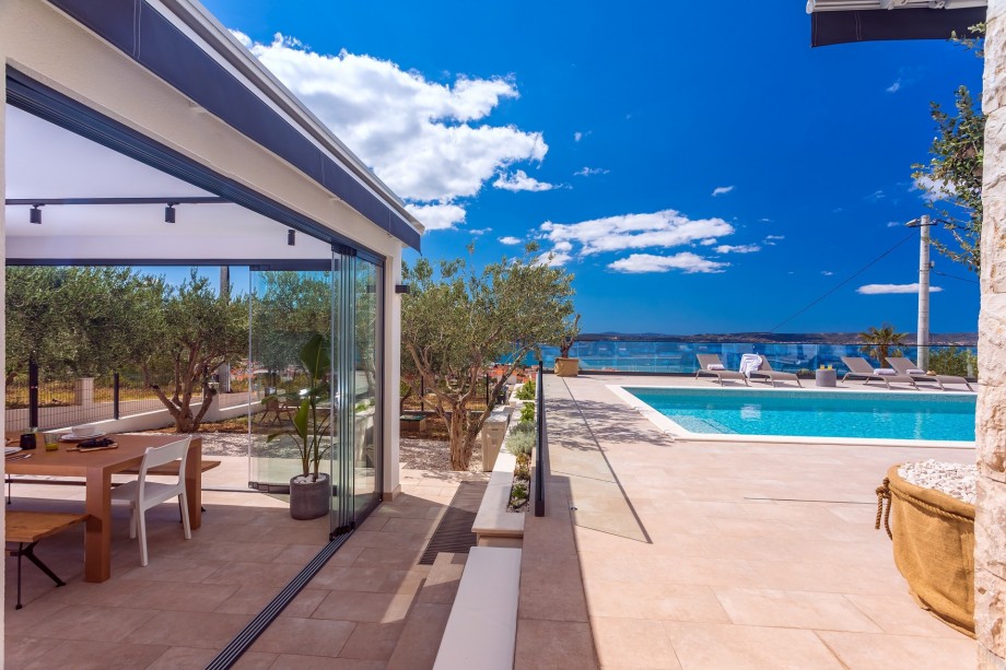 Enjoy the summer sun in this magnificent environment and views.