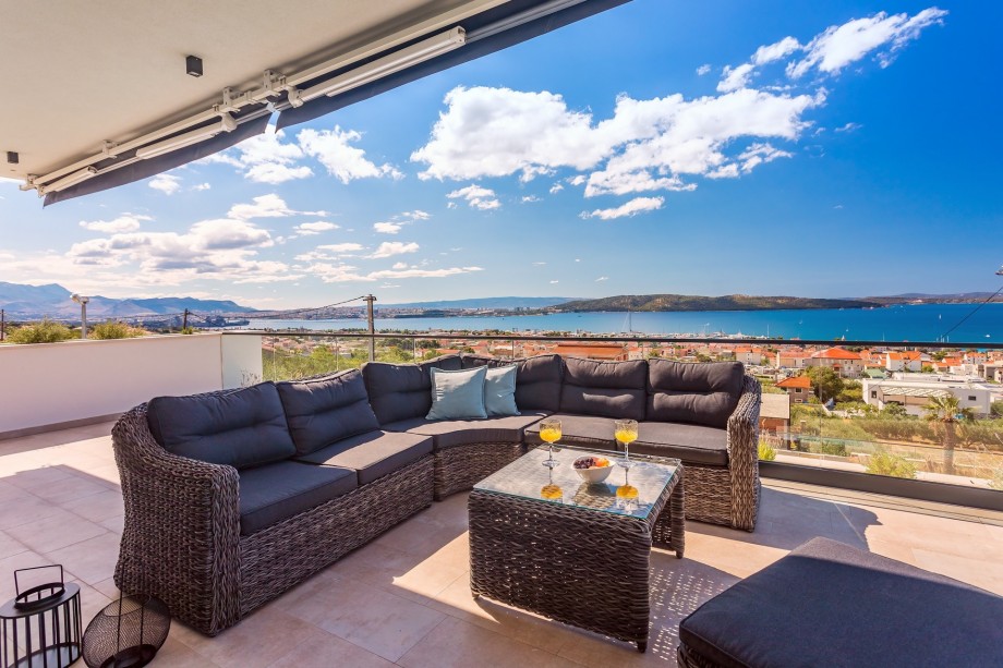 The sea views from the outdoor area are amazing and open.